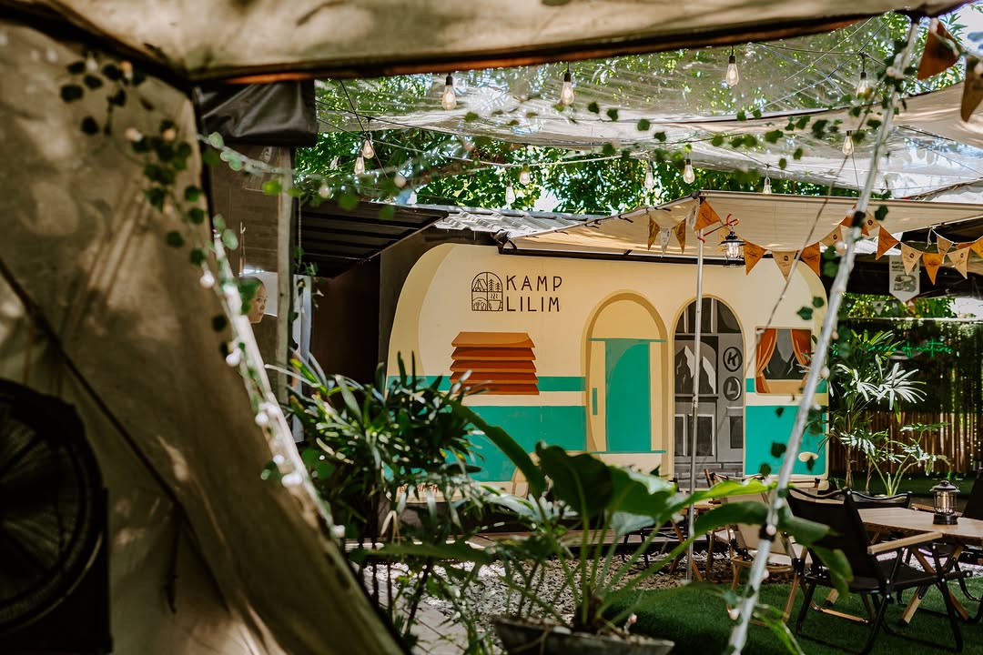 Kamp Lilim vintage caravan facade and outdoor dining area